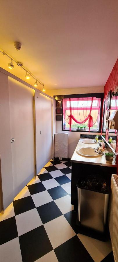 Cadillac Kustomz Hotel - Breakfast Available Ротсей Екстериор снимка