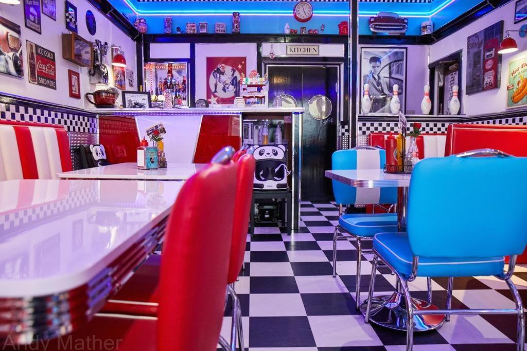 Cadillac Kustomz Hotel - Breakfast Available Ротсей Екстериор снимка